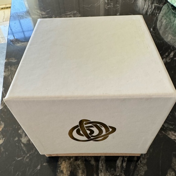 Glass Endless Knot / Infinity Knot - Picture 10 of 10